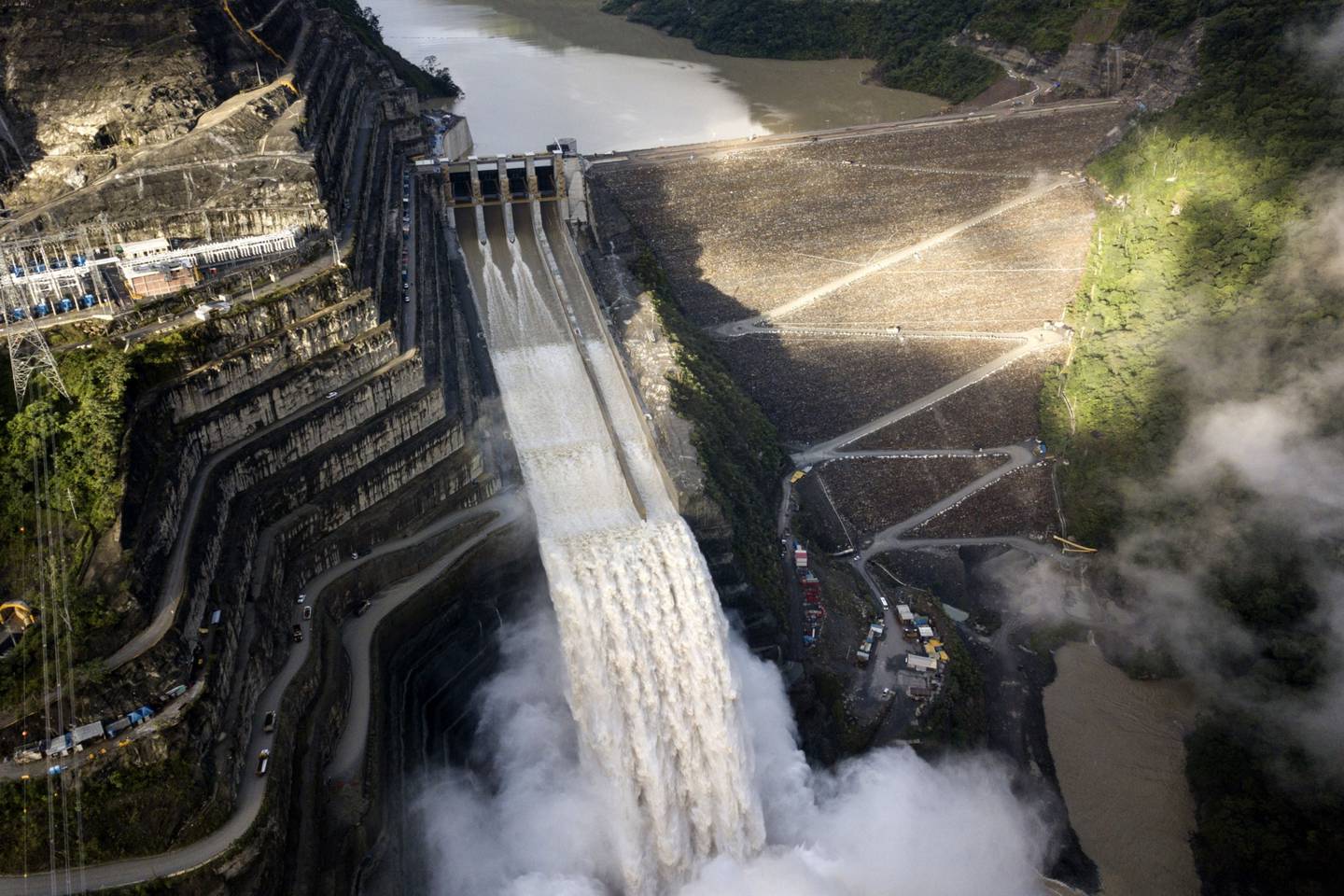 El agua fluye por el muro de la represa hidroeléctrica Hidroituango en estas fotografías aéreas tomadas sobre Ituango, Colombia, el sábado 8 de junio de 2019.dfd