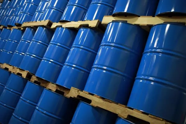Barriles con productos petrolíferos