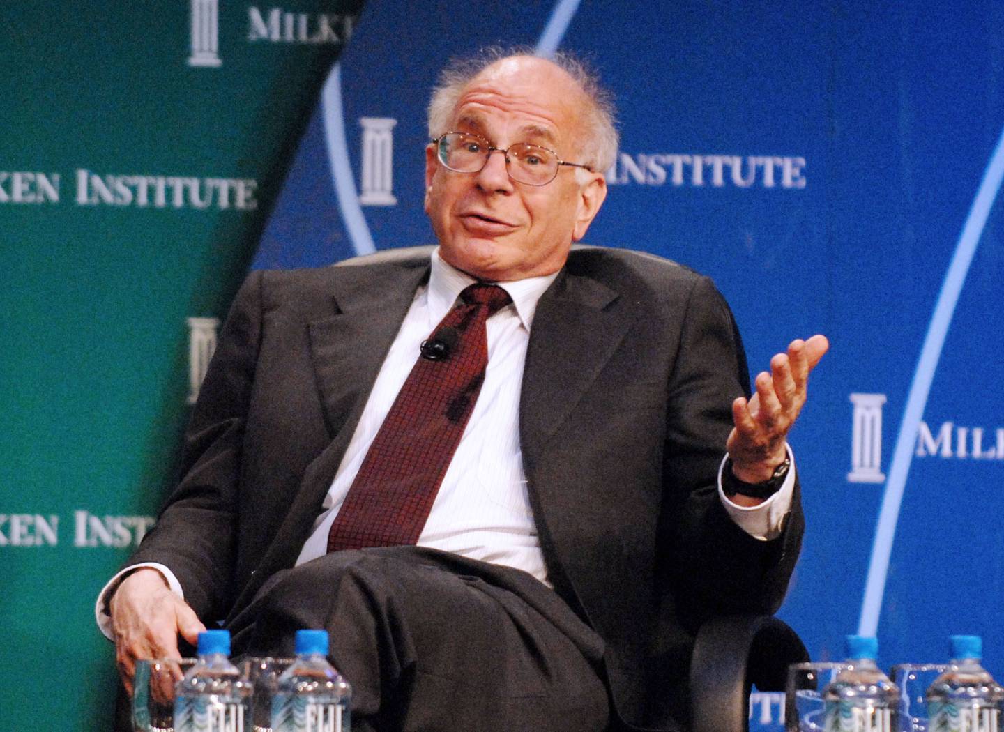 Daniel Kahneman está considerado uno de los padres de la economía del comportamiento y ganó el Premio Nobel de Economía en 2002 "por integrar los conocimientos de la investigación psicológica en la ciencia económica, especialmente en lo que se refiere al juicio humano y la toma de decisiones en condiciones de incertidumbre"