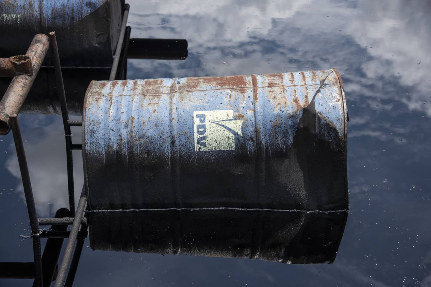 Barriles de petróleo oxidados se asientan en un derrame en una instalación de Petróleos de Venezuela SA (PDVSA) en la Faja del Orinoco de El Tigre, Venezuela, el viernes 12 de octubre de 2018. dfd