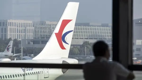 La caída en picada del Boeing 737 en China deja perplejos a los especialistasdfd