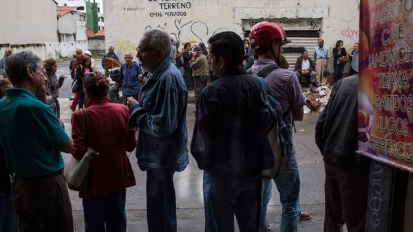 La mitad de los venezolanos tiene dos trabajos mientras el 8,6% complementa con remesasdfd