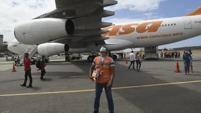 Un trabajador inspecciona el avión de Conviasa Airlines que transportaba las vacunas rusas Sputnik V Covid-19, en el Aeropuerto Internacional Simón Bolívar (CCS) en Maiquetía, estado Vargas, Venezuela, el sábado 13 de febrero de 2021.