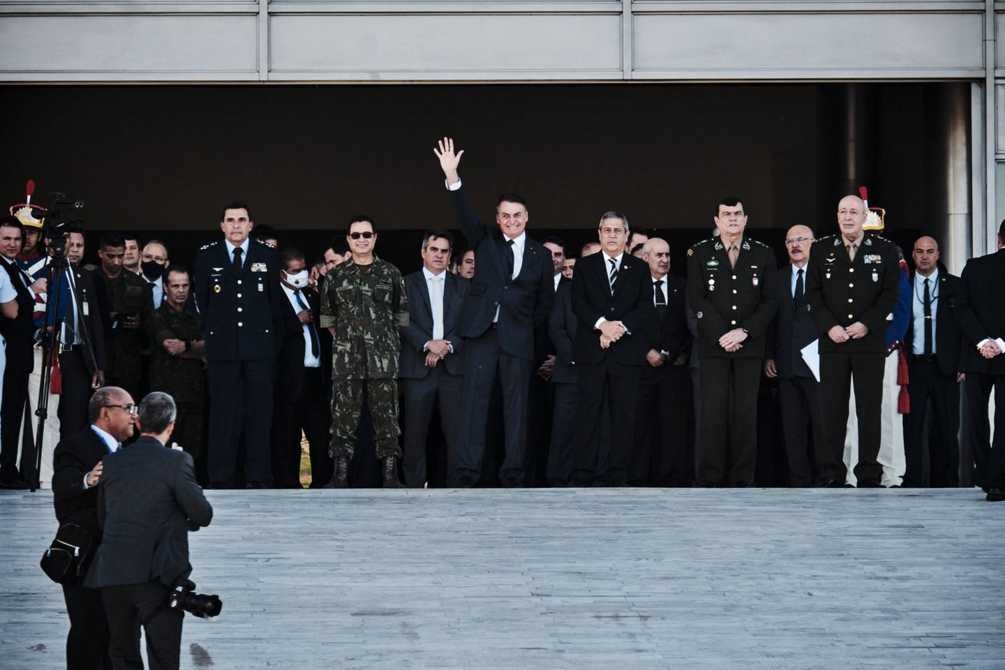 Jair Bolsonaro saluda durante un desfile militar en la capital, Brasilia.