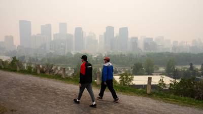 Incendios forestales en Alberta y cortes afectan reservas de petróleo en Canadádfd