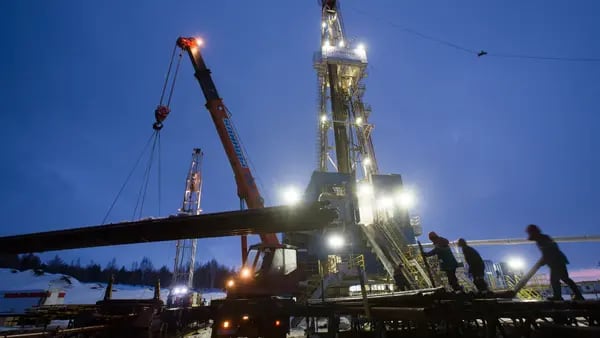 Rusia acordó con la OPEP+ nuevos recortes de petróleo, dice Novakdfd