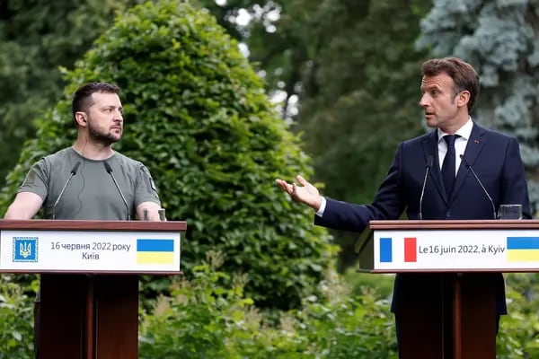 Volodymyr Zelensky y Emmanuel Macron dan una rueda de prensa en el Palacio Marinsky de Kiev, el 16 de junio de 2022.