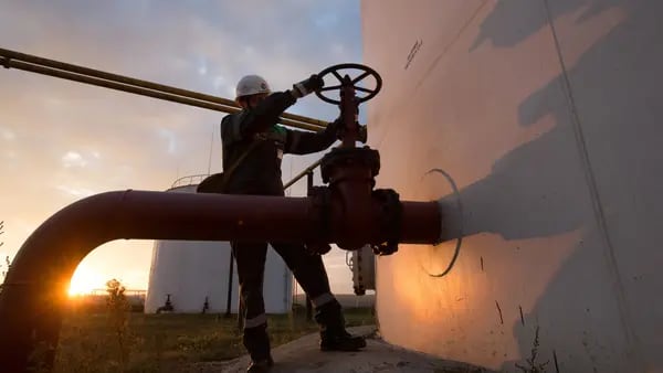 Petróleo sube tras dos días de caídas; inversores evalúan situación en Ucraniadfd