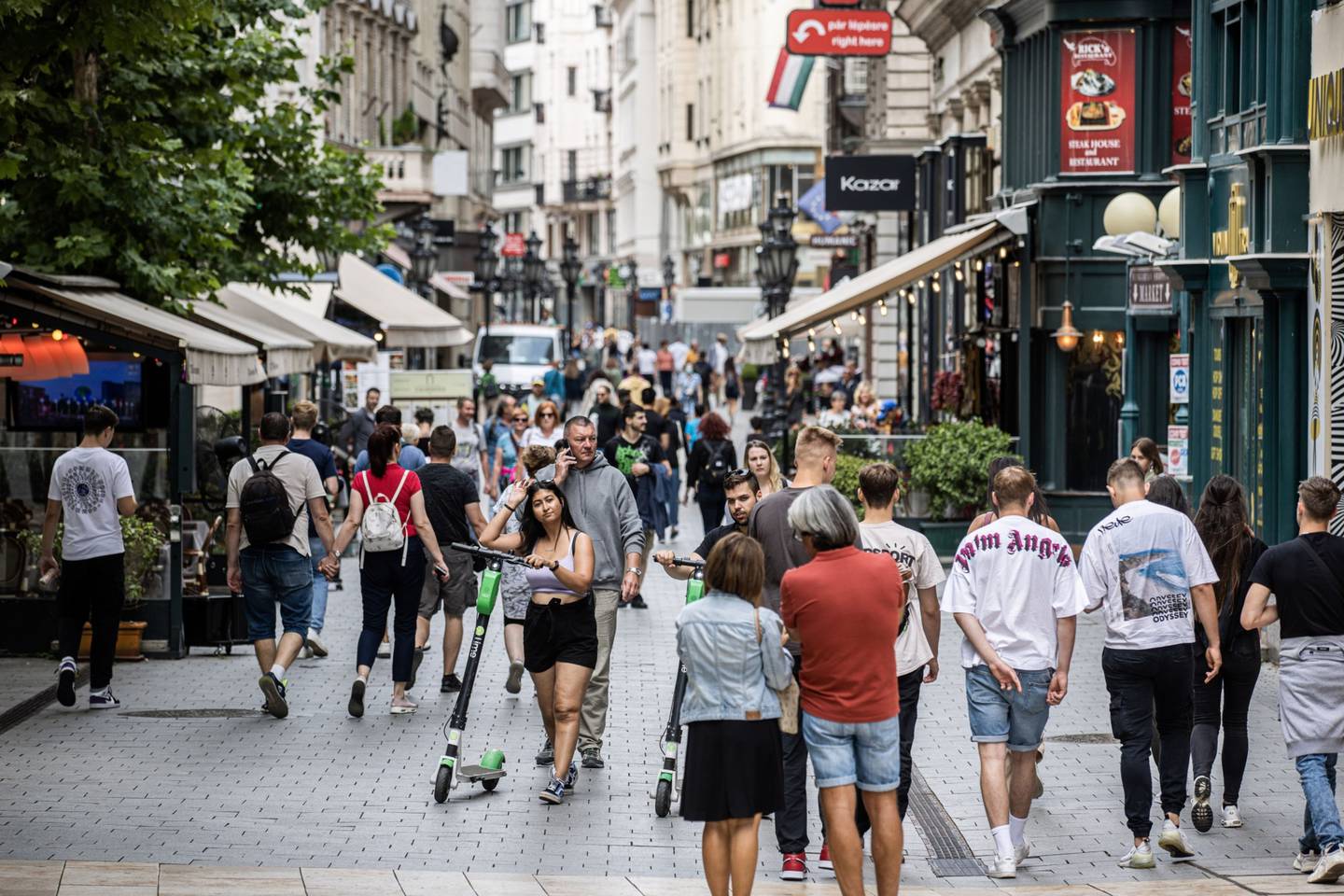 Peatones en la calle Vaci de Budapest, Hungría, el jueves 26 de agosto de 2021. La economía húngara se disparó en una cantidad récord en el segundo trimestre, ya que la economía se recuperó de su peor contracción de tres meses durante el apogeo de la pandemia.