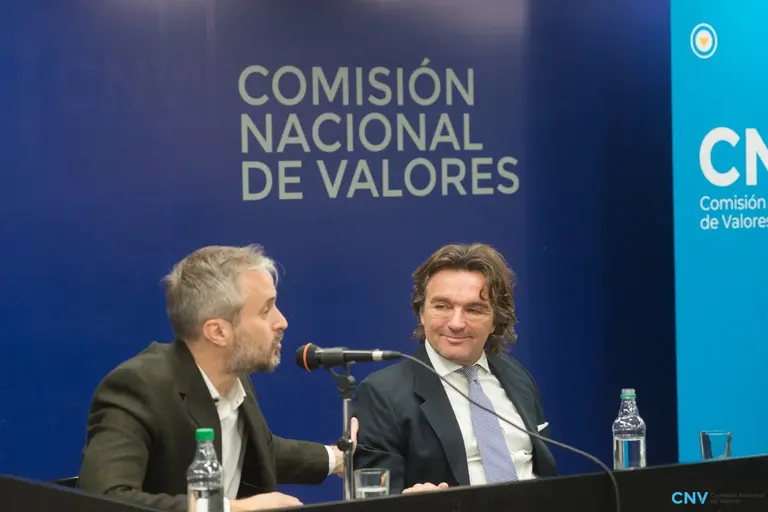 El actual presidente de la CNV, Sebastián Negri, y su antecesor, Adrián Cosentino, se mostraron juntos el lunes. Buscaron mostrar una transición ordenada.dfd