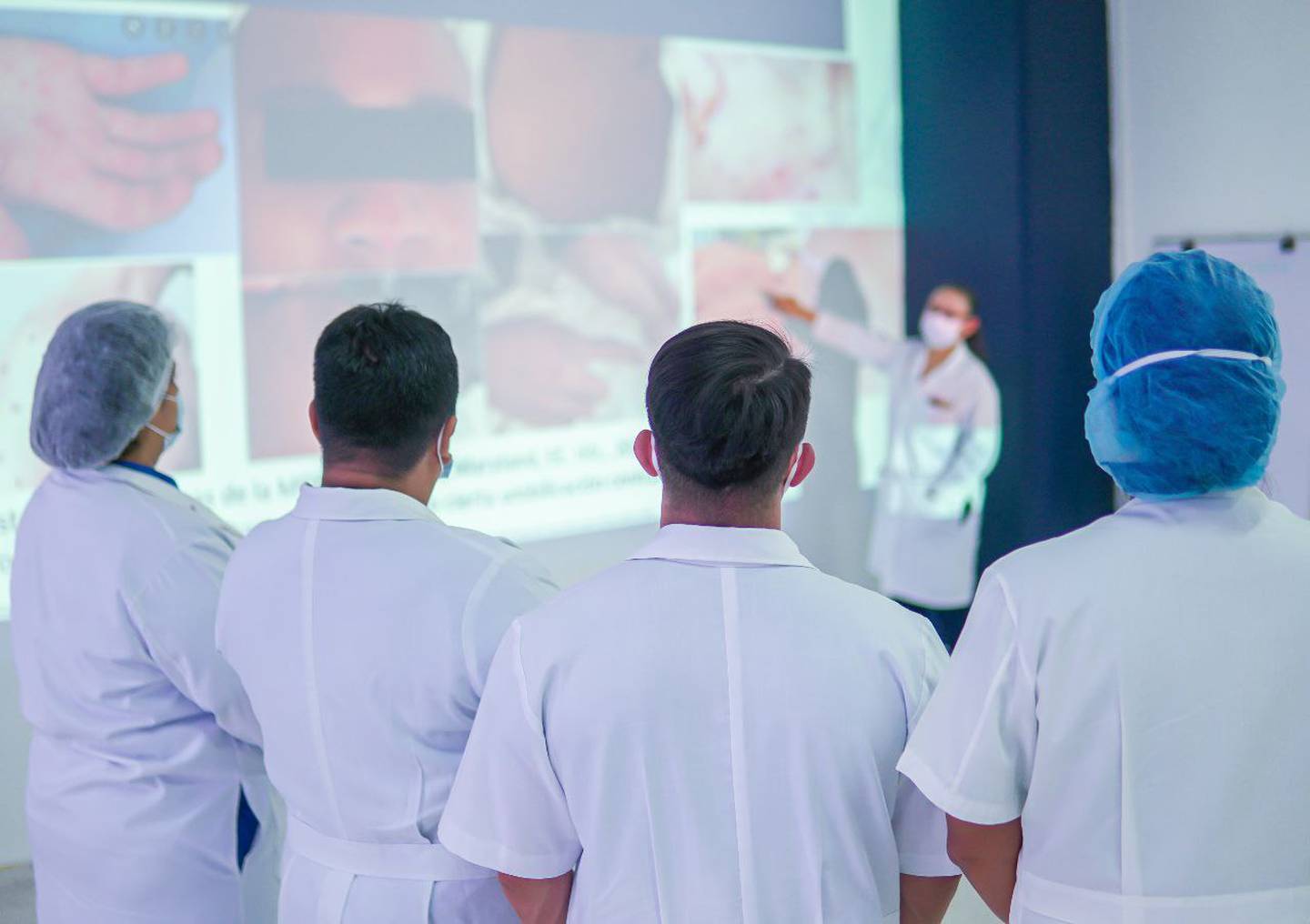 Personal de salud en El Salvador recibe capacitación sobre la viruela símica o viruela del mono. Foto: Ministerio de Salud de El Salvador