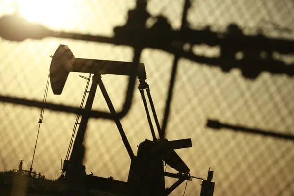 Un gato de bomba de petróleo en el campo petrolífero New Harmony en Grayville, Illinois, EE.UU., el domingo 19 de junio de 2022. Fotógrafo: Luke Sharrett/Bloomberg