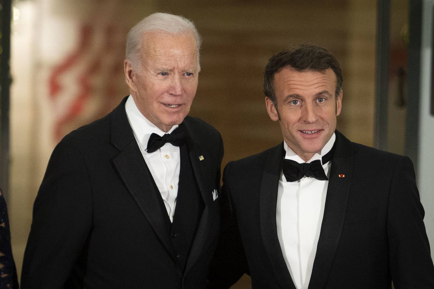 El presidente de EE.UU., Joe Biden, izquierda, y Emmanuel Macron, presidente de Francia, durante una llegada al Pórtico Norte de la Casa Blanca antes de una cena de Estado en Washington, DC, EEUU, el jueves 1 de diciembre de 2022.