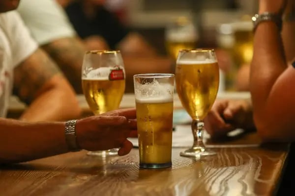Pintas de cerveza en un pub de Londres