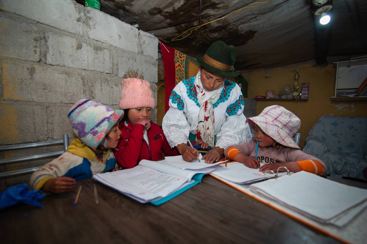 Foto referencial de mujer indígena con niños en Ecuador.