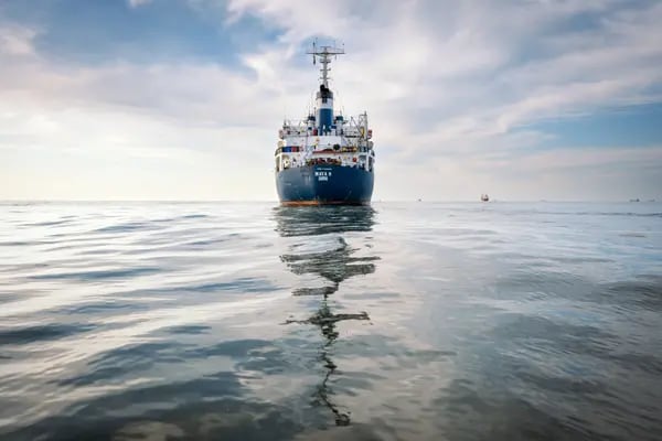 Navios de longo alcance vêm sendo mais utilizados no transporte de combustíveis e produtos; viagens mais longas limitam a capacidade disponível nos navios, elevando os custos