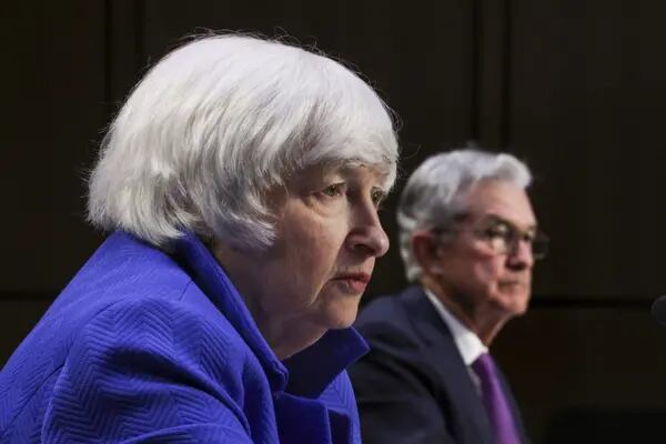 Janet Yellen, secretária do Tesouro dos EUA, e Jerome Powell, presidente do banco central americano: declaração conjunta neste domingo (12) sobre caso SVB (Kevin Dietsch/Getty Images/Bloomberg)