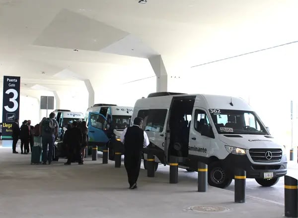 Viajeros y trabajadores cuentan con otras opciones colectivas para llegar a la terminal aérea, como el Mexibus o las camionetas de ofrecen el servicio de traslado con precio variables de acuerdo el destino. (Michelle del Campo)