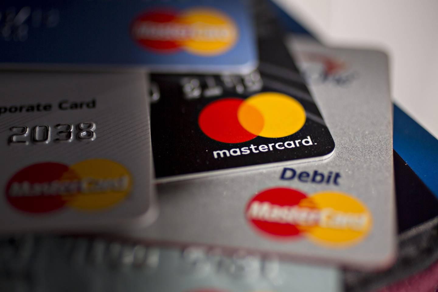 Las tarjetas de crédito y débito de Mastercard Inc se disponen para una fotografía en Arlington, Virginia, Estados Unidos, el lunes 29 de abril de 2019. Fotógrafo: Andrew Harrer/Bloomberg