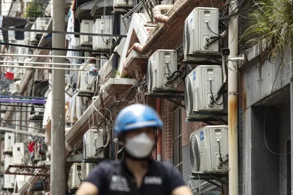 Aparatos de aire acondicionado en un edificio de Shanghai, China, el viernes 23 de junio de 2023. El clima extremo ya está poniendo a prueba la red eléctrica unos meses después de que las olas de calor y la sequía redujeran la energía hidroeléctrica y provocaran una escasez generalizada de electricidad. Fotógrafo: Qilai Shen/Bloomberg