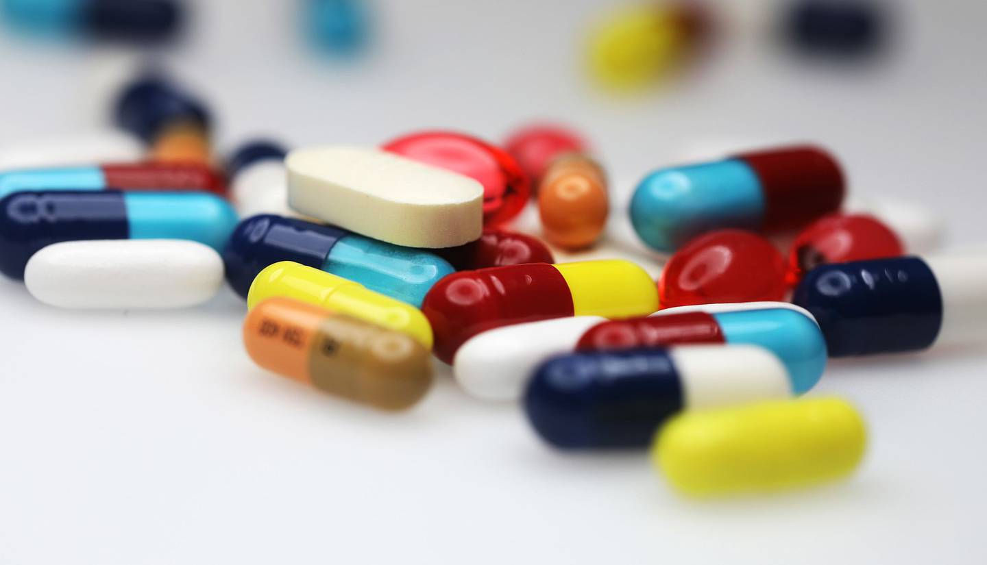 Medicamentos farmacéuticos de colores brillantes, incluyendo antibióticos, paracetamol, ibuprofeno y tabletas para el alivio del resfriado, fabricados por una variedad de empresas se sientan en esta fotografía arreglada en Londres, Reino Unido, el viernes 27 de abril de 2018. Fotógrafo: Chris Ratcliffe/Bloomberg