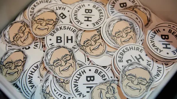 Buffett defende impostos mais elevados sobre os mais ricos em reunião anualdfd