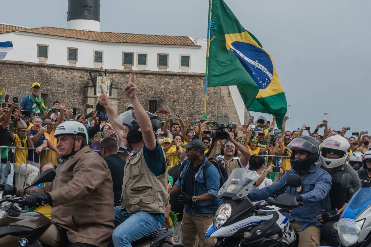 Jair Bolsonaro, presidente de Brasil, a la izquierda, conduce una motocicleta frente a sus partidarios en un mitin durante el Día de la Independencia de Bahía en Salvador, estado de Bahía, Brasil, el sábado 2 de julio de 2022.
