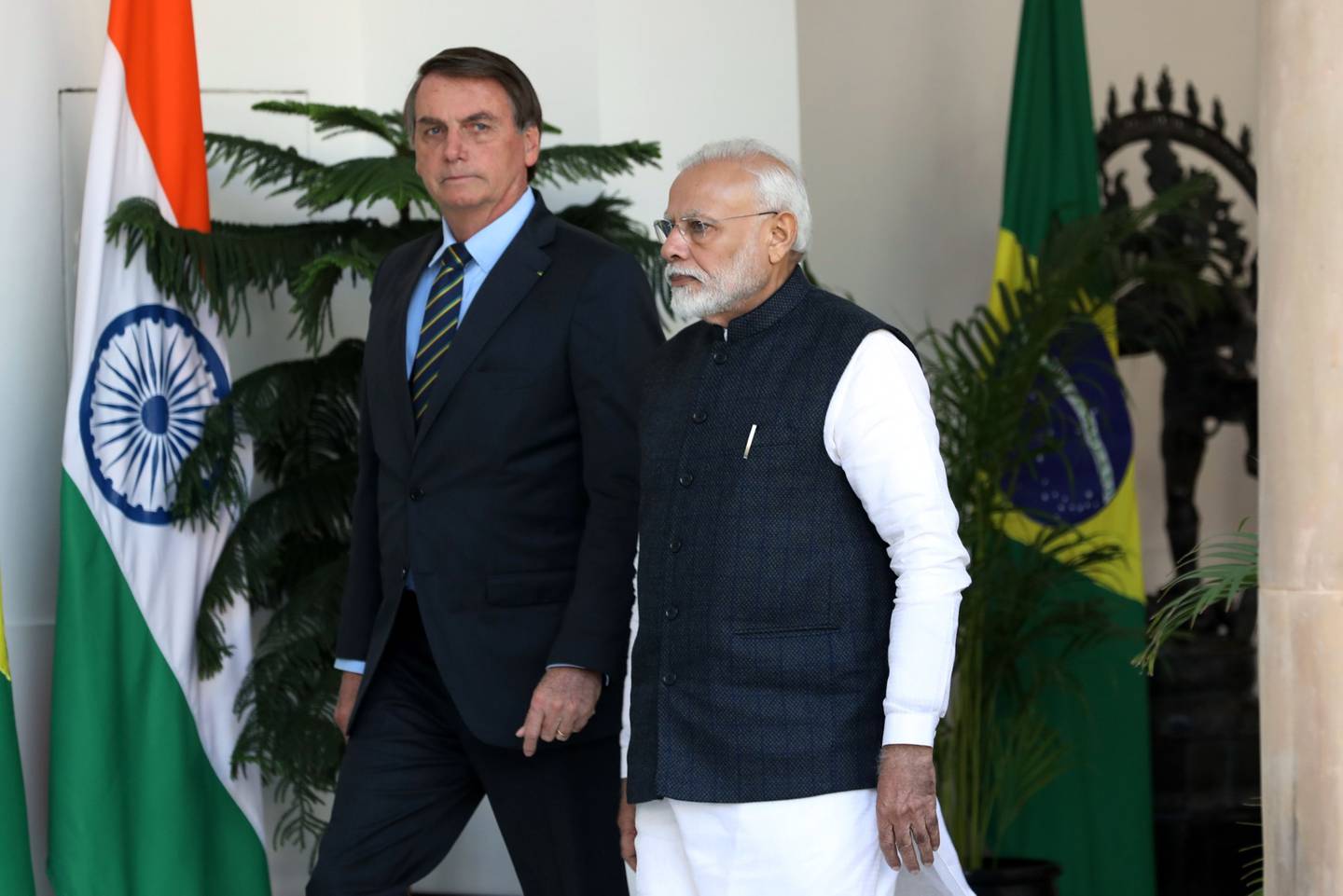 Narendra Modi, primer ministro de la India, a la derecha, camina con Jair Bolsonaro, presidente de Brasil, en la Casa Hyderabad en Nueva Delhi, India, el sábado 25 de enero de 2020.