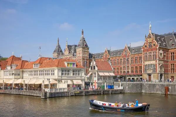 Foto panorâmica de Amsterdã onde se vê edifícios de arquitetura típica