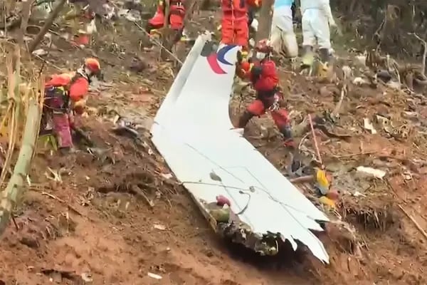 Parte del Boeing 737 estrellado podría haberse roto durante el vuelo