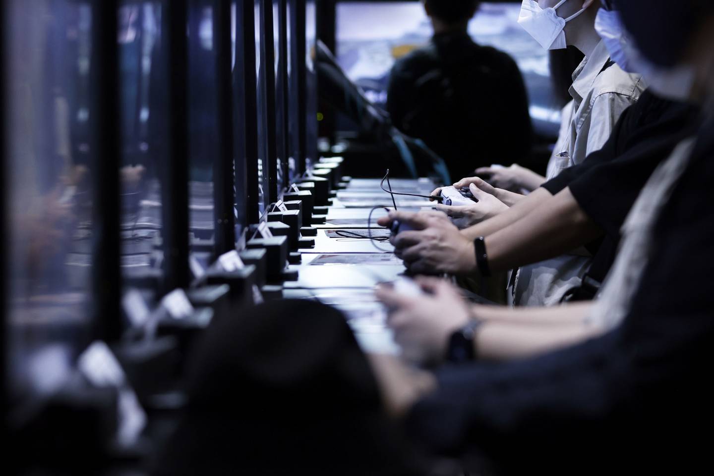 Los asistentes juegan a videojuegos en las consolas de videojuegos Sony Group Corp. PlayStation 5 (PS5) en el Tokyo Game Show 2022 en Chiba, Japón, el jueves 15 de septiembre de 2022. Fotógrafo: Kiyoshi Ota/Bloomberg