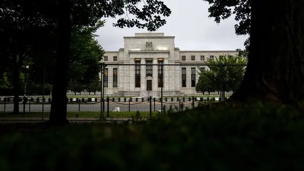 Paradójica política de la Fed: crecimiento lento amenaza lucha contra la inflacióndfd