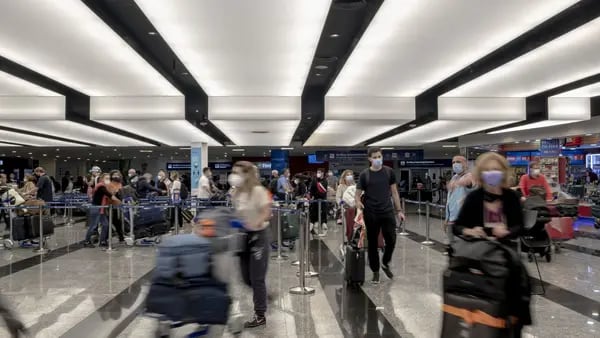Por qué el Gobierno argentino revisa redes sociales de turistas en aeropuertosdfd