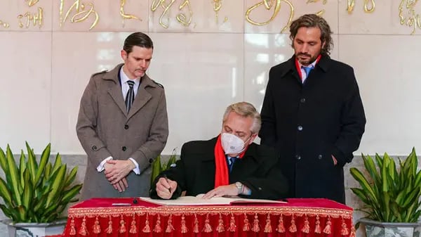El presidente argentino, Alberto Fernéndez, firma la incorporación de Argentina a la Franja y Ruta de la Seda.