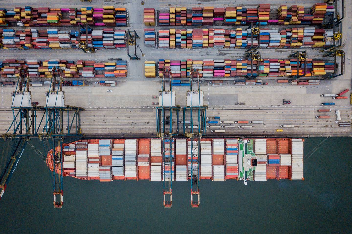 Navio e contêineres no porto de Santos: aumento dos estoques de fertilizantes causa impacto nos preços