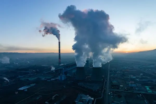Humo y vapor de agua procedentes de la central termoeléctrica combinada nº 4 de Ulán Bator al amanecer en Ulán Bator, Mongolia, a primera hora del domingo 12 de marzo de 2023.