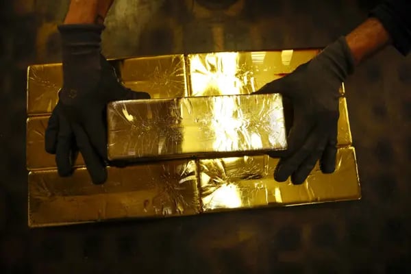 Un trabajador apila lingotes de oro de 12,5 kilos en la refinería de metales preciosos Valcambi SA en Balerna, Suiza.