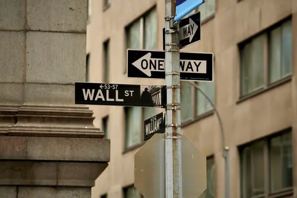 Un cartel de Wall Street cerca de la Bolsa de Nueva York (NYSE) en Nueva York, EE.UU., el lunes 28 de agosto de 2023. Fotógrafo: Gabby Jones/Bloomberg
