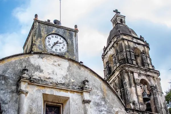 La bóveda de una iglesia sostiene un reloj mecánico en el estado de Morelos, México (Foto: Pixabay),