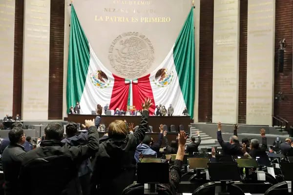 Las diputadas Yolanda de la Torre Valdez y Ana Lilia Herrera Anzaldo entregaron a la asamblea la iniciativa para reformar los artículos 25,27 y 28 de la Constitución Mexicana. (Foto: Especial).