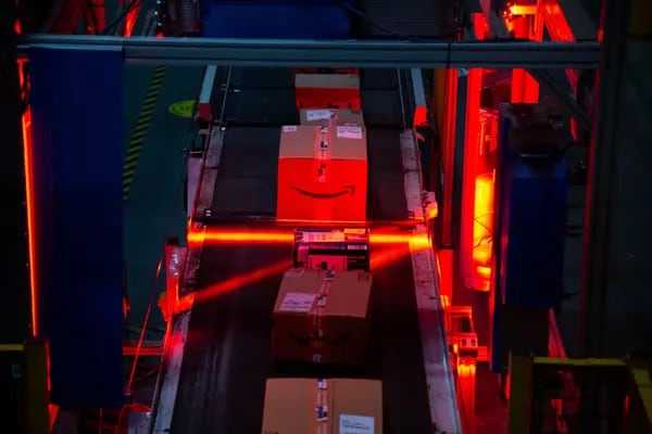 Los paquetes se mueven a lo largo de una cinta transportadora en un centro de cumplimiento de Amazon en el Cyber Monday en Robbinsville, Nueva Jersey, EE.UU., el lunes 29 de noviembre de 2021.