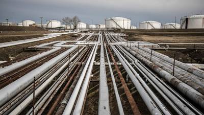 Petróleo cai com investidores pesando guerra e lockdowns na Chinadfd