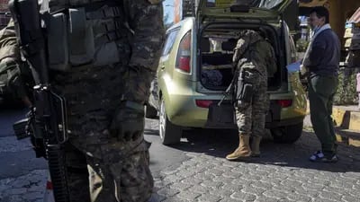 Miembros del Ejército registran un vehículo en un puesto de control en Soyapango, El Salvador, el 5 de diciembre de 2022.