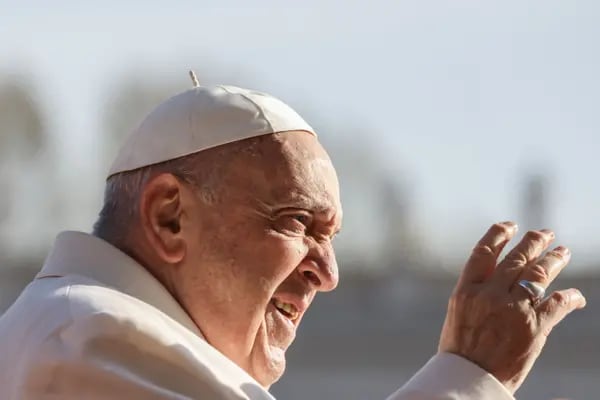 El Papa Francisco saluda mientras llega en su papamóvil para dirigir su audiencia semanal en la Plaza de San Pedro del Vaticano, el miércoles 29 de marzo de 2023.