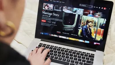 La pantalla de inicio de la película original de Netflix Inc. "Marriage Story" se muestra en una computadora portátil Apple Inc.
