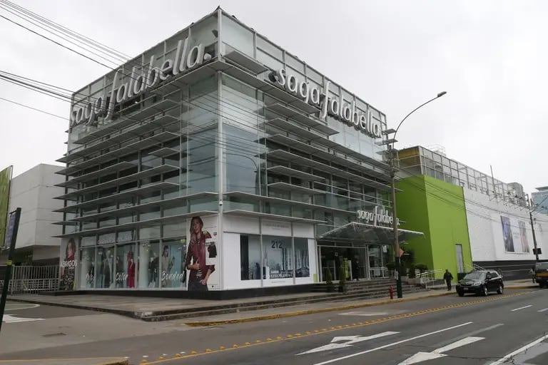 Francisco Irarrázaval, gerente general corporativo de Falabella Retail, dijo que no se consideran cierres masivos, aunque el objetivo de cerrar algunas tiendas formaría parte de la "revisión constante" de planes de la firma.dfd