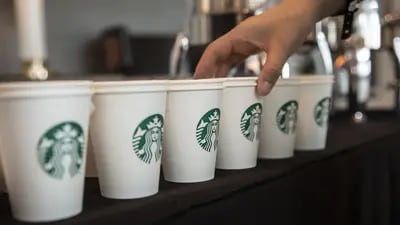 La apertura de nuevas unidades de Starbucks representará la contratación de 2.600 trabajadores.