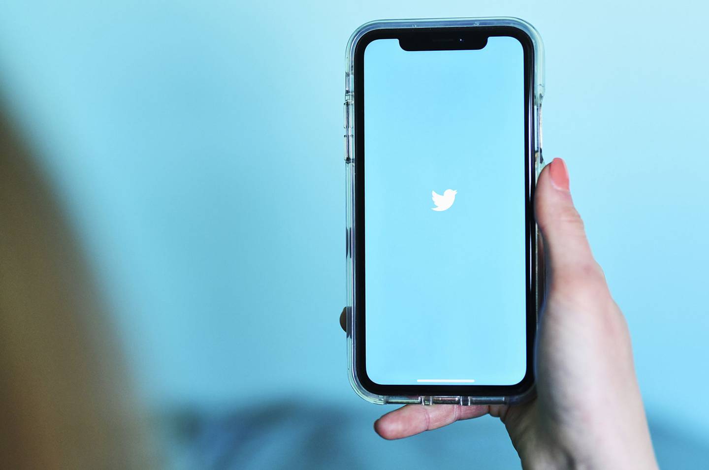 El logo de The Twitter Inc. arreglado en un celular iPhone de Apple Inc. para una fotografía tomada e nBrooklyn, Nueva York, EE.YY:, Sábado 20 de abril, 2019. Fotógraga: Gabby Jones/Bloomberg