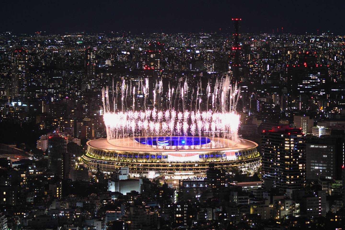 Fuegos artificiales durante la ceremonia de clausura de los Juegos Olímpicos de Tokio.