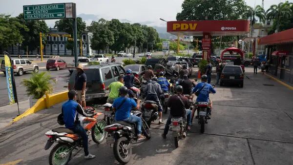 Venezuela de Maduro recebe nafta de Eni e Repsol para aliviar falta de combustíveldfd